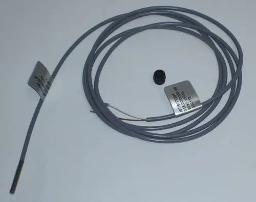 Temperatursensor mit Kabel und Verbindungselement, verwendet in Daikin-Systemen zur Messung der Wassertemperatur. Die Sonde hat eine Metallspitze und ist mit einem grauen Kabel ausgestattet.